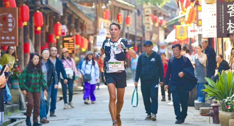 参赛选手在昭化古城内奔跑。广元市融媒体中心供图