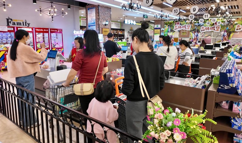 超市推出促销活动后，吸引不少市民前来购物。德昌县委宣传部供图