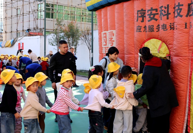 孩子们正在体验“模拟火灾逃生体验屋”。冕宁县消防救援局供图