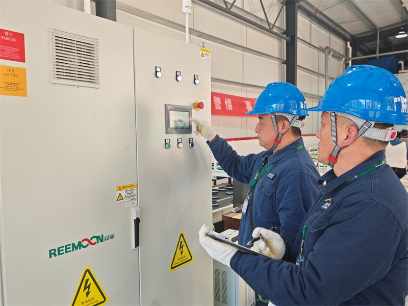 電力工人在合作社檢查電力設備。鄭帥供圖