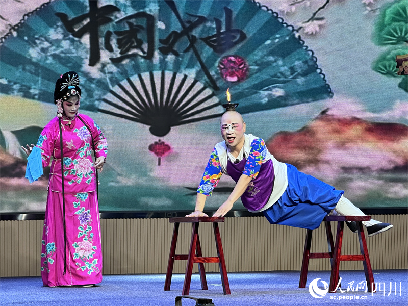 川劇表演滾燈。實習生 朱佳惠攝