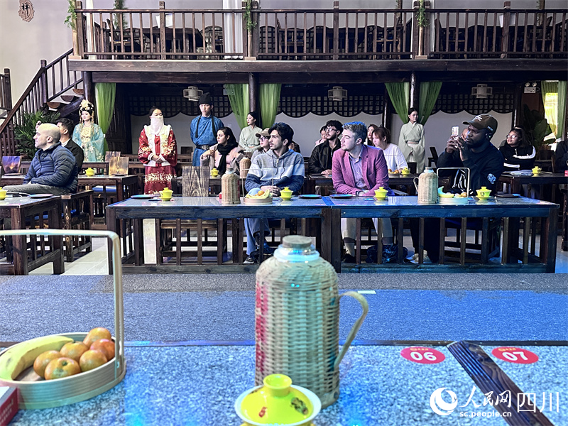 外國友人觀看川劇。實習生 朱佳惠攝