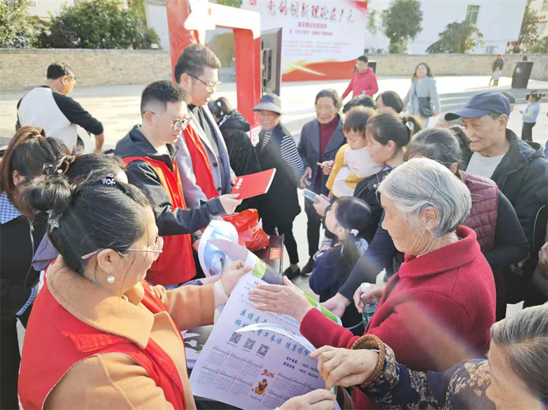 向当时群众发放宣传资料。朝天区融媒体中心供图