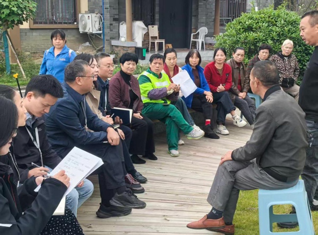 一場關系群眾“急難愁盼”的“壩壩會”在川江村十字新村幸福廣場上進行。杜宇供圖