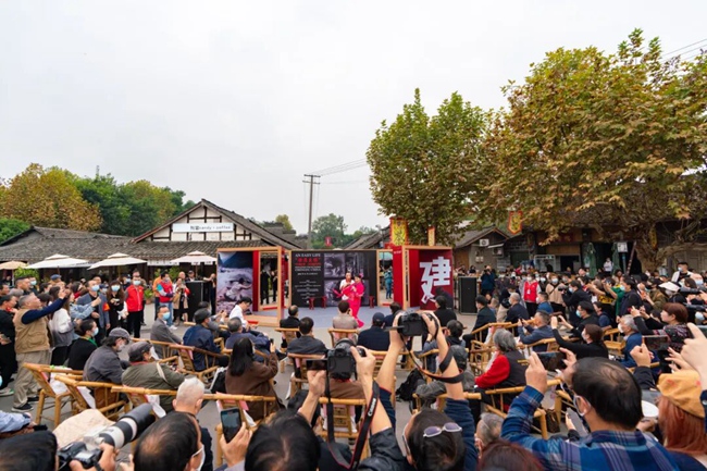 彭镇以观音阁老茶馆为核心,融合川剧、餐饮、书店、微博物馆等业态,形成传统与时尚交织的综合发展格局。双流区委宣传部供图