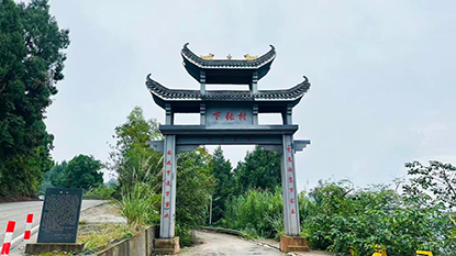 乡贤集资修建的门廊。乔坤摄