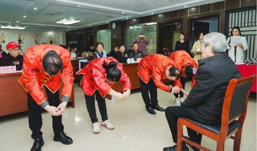 “唐氏芒针”传承拜师仪式。四川省中医芒针协会供图