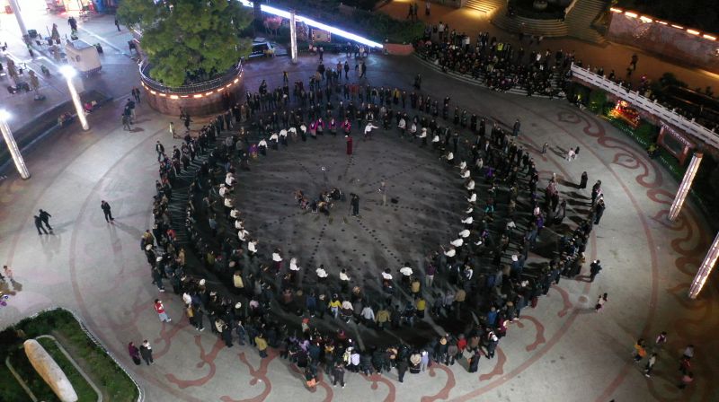 人們匯聚在廣場上跳舞。巴塘縣委宣傳部供圖