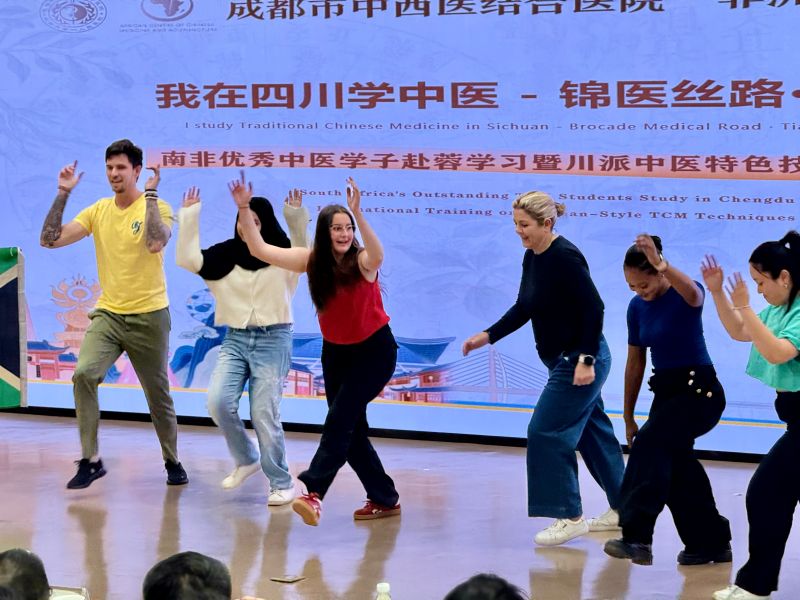 南非學員舞蹈表演。鄭宇丹攝