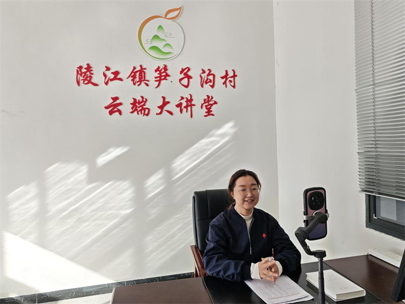 陵江镇笋子沟村党支部书记张桂华直播宣讲政策。徐竞瑜供图