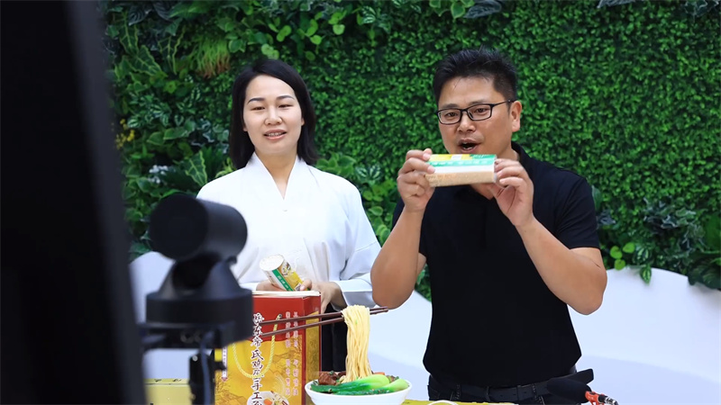 岳东非遗挂面直播间。徐竞瑜供图
