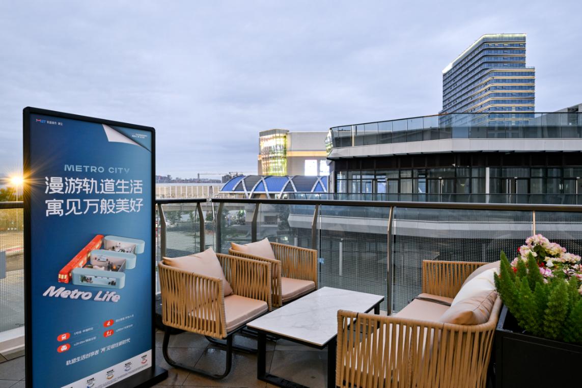 幸福橋店公區露台。成都軌道集團供圖