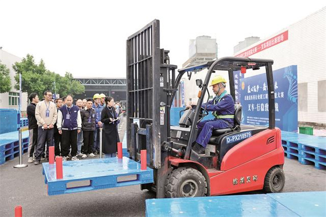 选手操作叉车