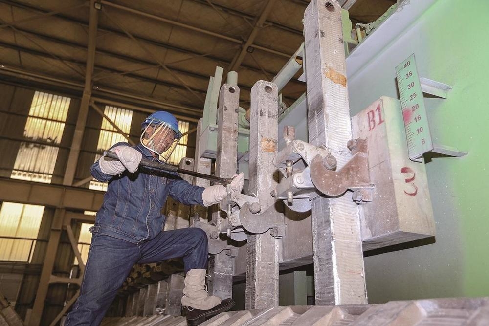 工作中的河南鄭州籍原周軍，任職電解二分廠工區長。廣元市融媒體中心供圖