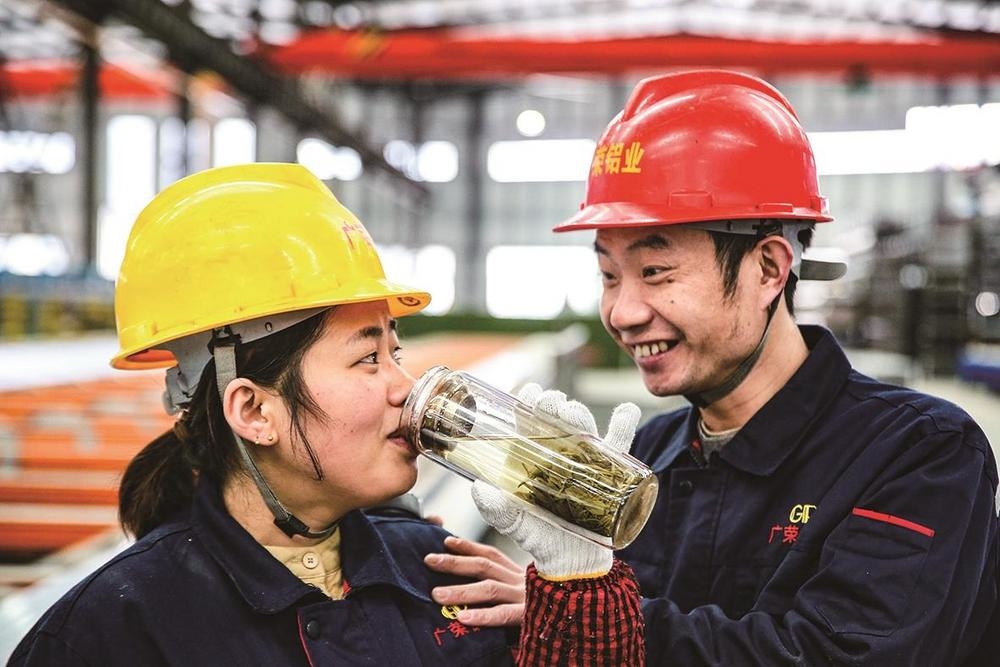 四川南充籍孫開才為妻子遞上一杯茶水。廣元市融媒體中心供圖