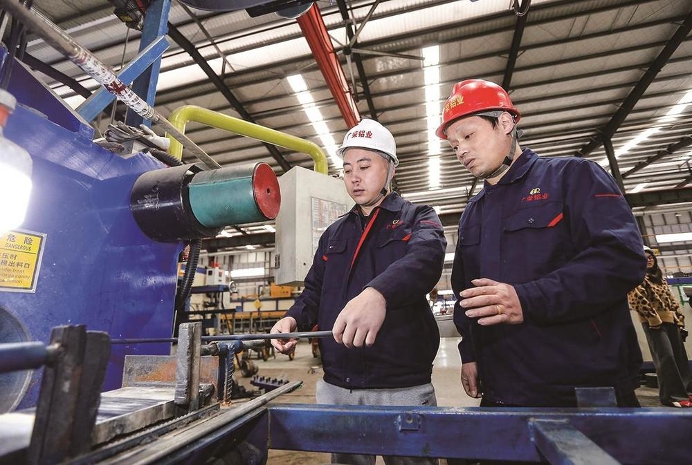 重慶籍文仁玖和工友楊其健做生產前的准備工作。廣元市融媒體中心供圖