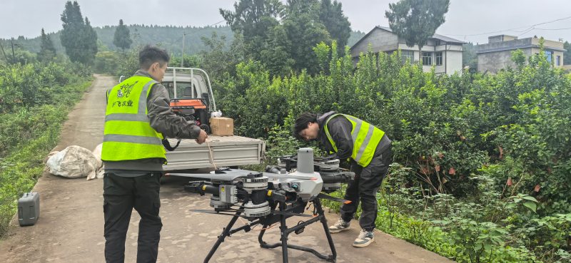張駿海與團隊成員進行無人機起飛前准備工作。易奎西攝