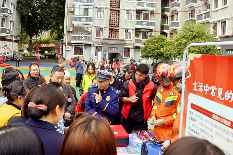 结合地方特色讲解消防知识。资阳市消防救援支队供图