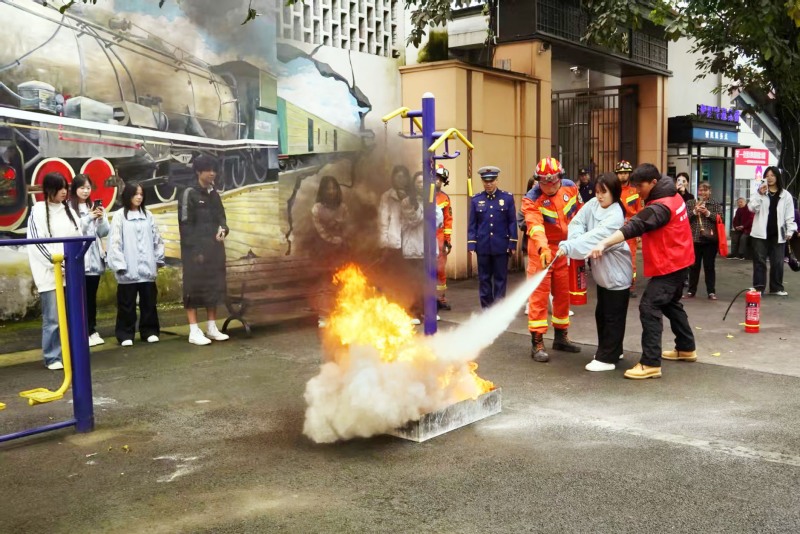 向阳社区网红打卡点“消防体验专列”体验灭火器使用。资阳市消防救援支队供图
