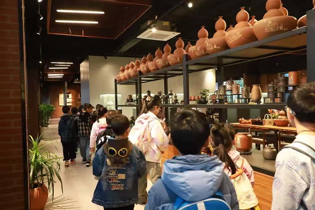 参观土陶作品。荣县融媒供图