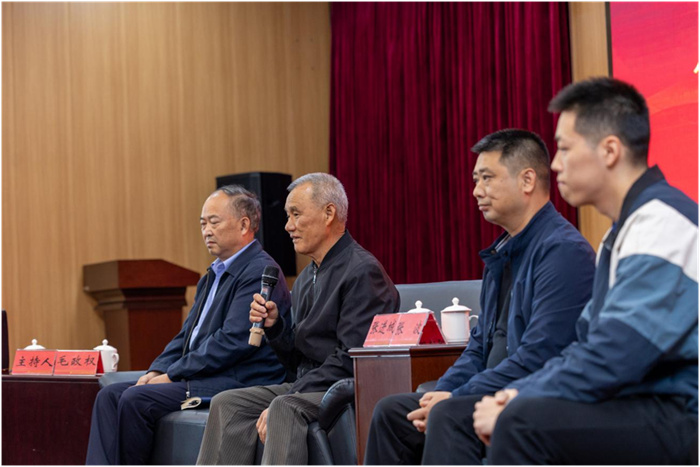前辈面对面交流。自流井区退役军人事务局供图
