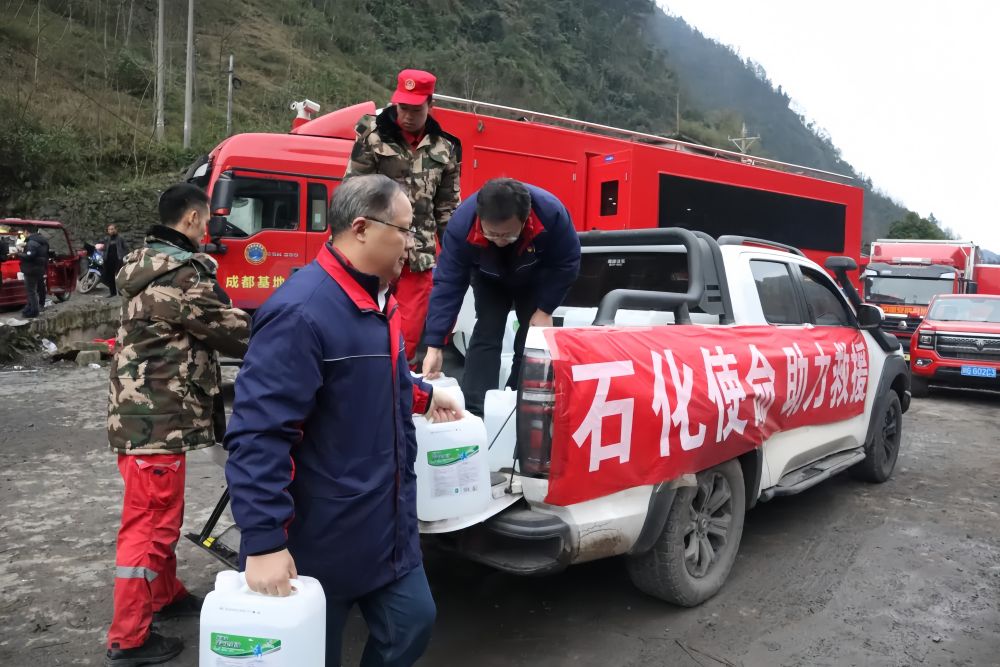 中国石化救援队第一时间赶赴四川筠连县山体滑坡现场参与救援。中国石化供图