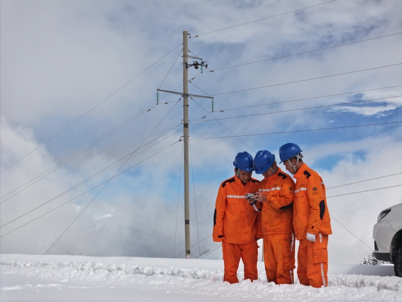 国网甘孜九龙县供电公司工作人员利用无人机对35千伏查岩线开展雪后特巡。罗成摄