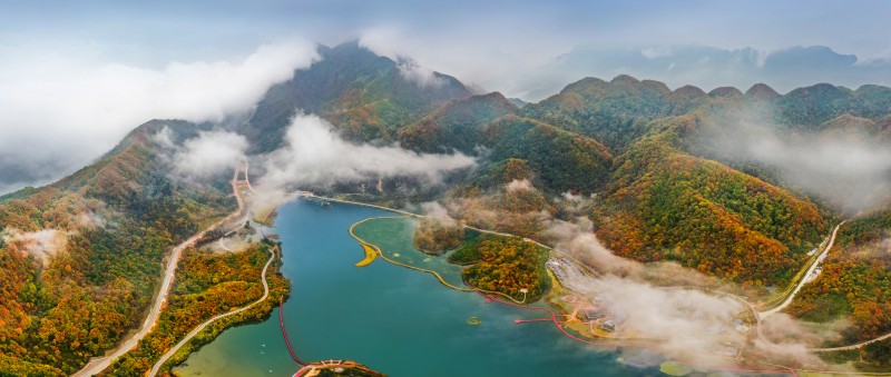 利州月壩近月湖的紅葉美景。左長周攝