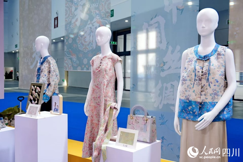 “中国丝绸”成衣展品。南充市委宣传部供图