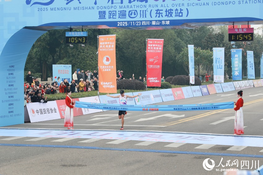 参赛选手正在冲刺终点。范灵翼摄