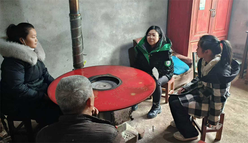 “愛心媽媽”到結對子家裡了解孩子最近生活學習情況。朝天區融媒體中心供圖