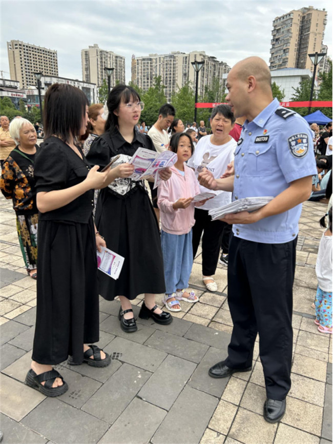 “護苗·向陽花開”關愛行動進校園，李光旭向學生家長開展法治宣傳。安岳縣公安局供圖