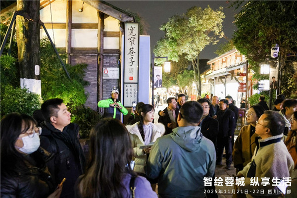 游客在宽窄巷子感受烟火气息。朱艺摄