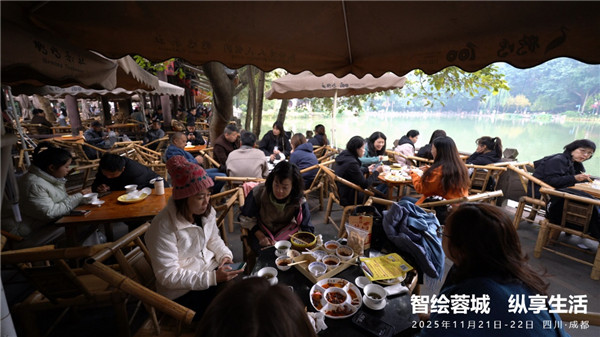 游客在人民公园品茶。朱艺摄