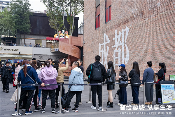 游客在东郊记忆打卡分享。朱艺摄