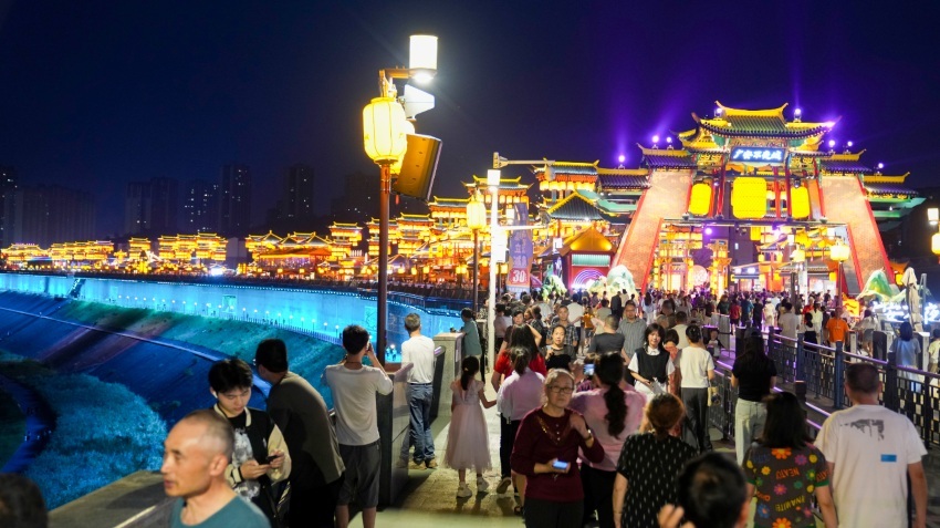 广安不夜城非遗文创街区内，游人往来不绝。魅力广安供图