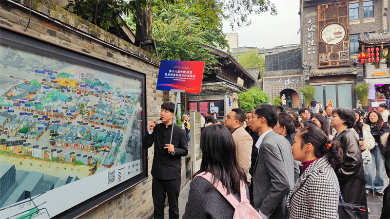 嘉宾们在文殊坊考察。陈静供图