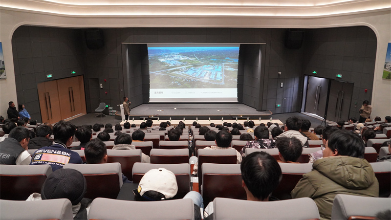 学子参观天宜锂业。