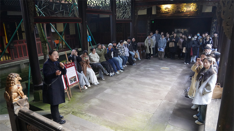 学子参观夕佳山民居。