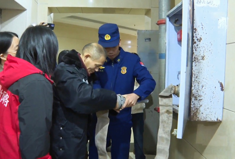 消防教官手把手演示灭火器、消防栓的操作步骤。大竹县委宣传部供图