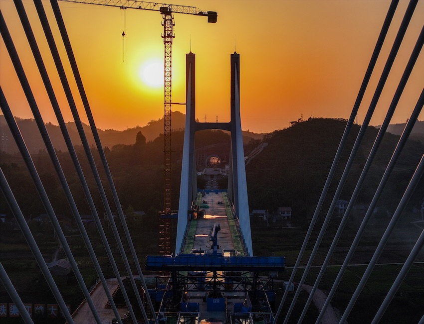 大桥合龙处。成达万高铁有限责任公司供图