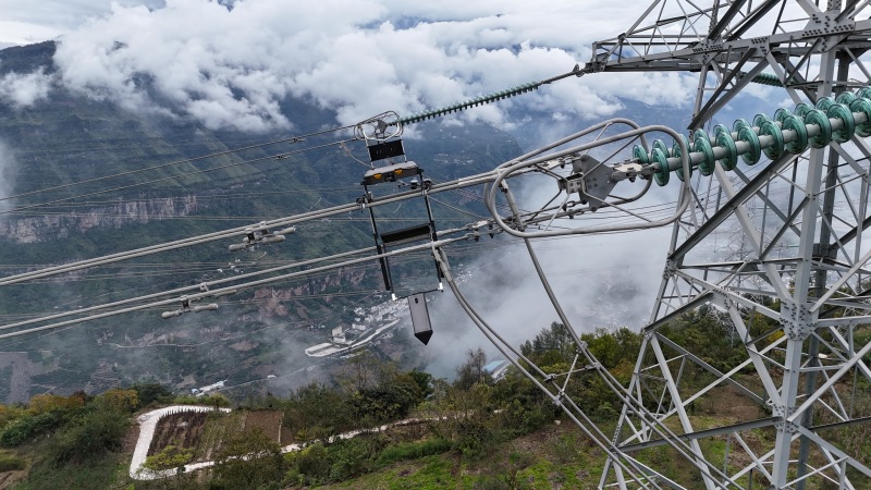X射線探傷機器人對耐張線夾進行帶電檢測。王志奇攝