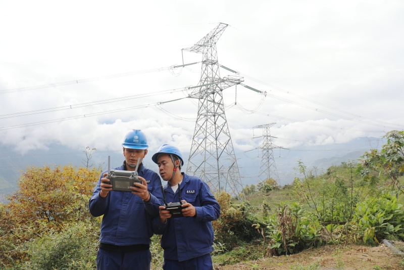 國網四川電力作業人員操控X射線探傷機器人對耐張線夾開展帶電檢測。王志奇攝