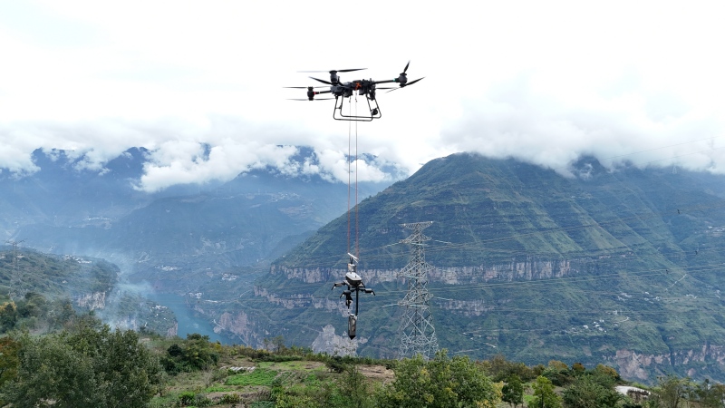 國網四川電力作業人員操控大型載重運載無人機飛抵檢測點。王志奇攝