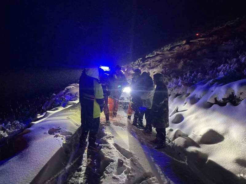 救援人员将被困群众转移至安全屋途中。阿坝州消防救援支队供图