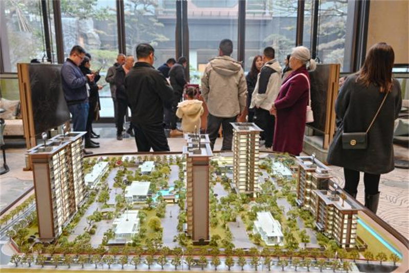 市民在房屋销售中心选房。郑栋梁供图