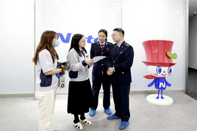 稅務干部到企業就對外支付稅務備案問題進行交流。成都市稅務局供圖