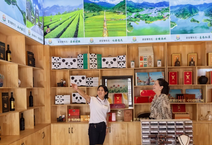 紅格鎮張宜花園零售戶正介紹鹽邊特色產品。鹽邊縣煙草專賣局（分公司）供圖