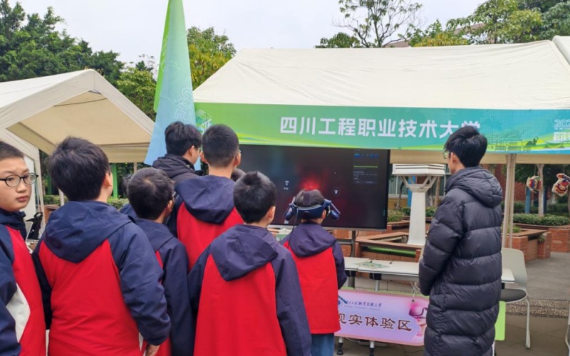 同學們佩戴設備體驗VR虛擬現實。四川工程職業技術大學供圖