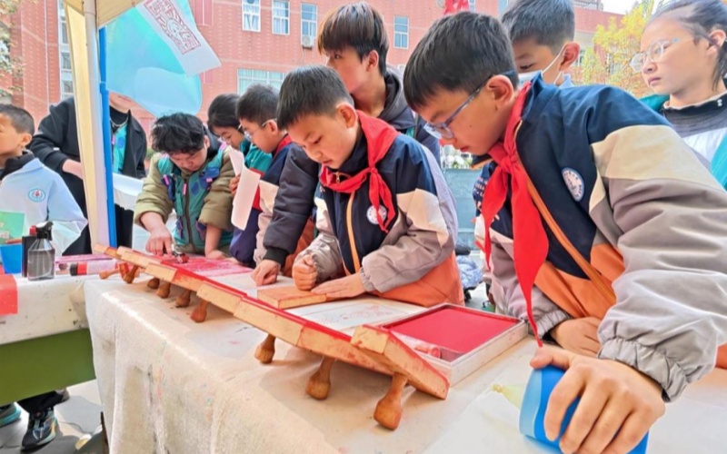 同學們親手體驗年畫拓印。四川工程職業技術大學供圖